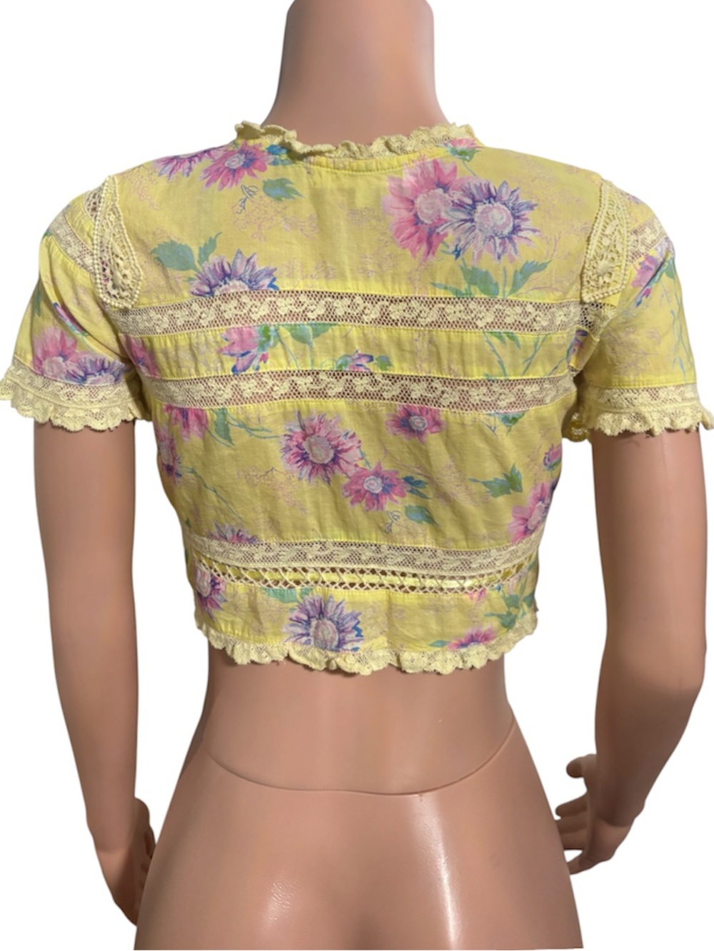 LOVESHACK FANCY Women’s Yellow Floral Crochet-Trim Tie-Front Crop Top - Picture 4 of 13